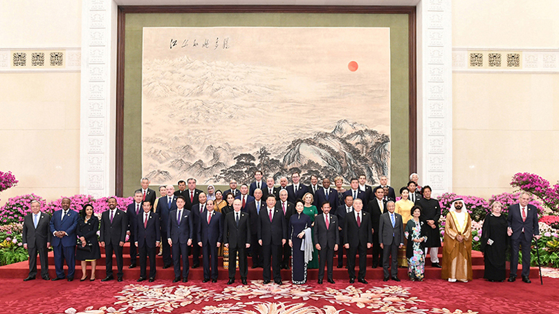 Les dirigeants prennent une photo de groupe au forum "la Ceinture et la Route"